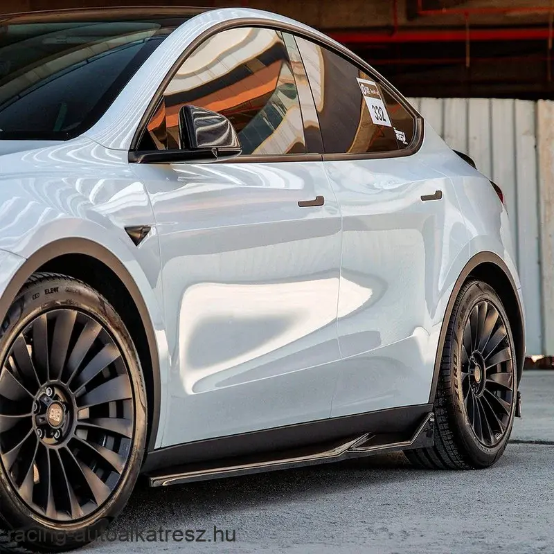 Tesla Model Y (2019-2025) – Fényes fekete oldalküszöb toldat szett (Oneway)